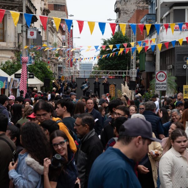 Feria Palmear Sin Fronteras transforma la calle Palma en un espacio multicultural en Asunción