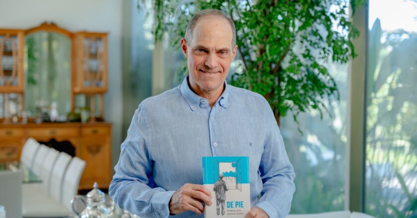 Jorge Mendelzon lanza De pie, un libro sobre resiliencia y convivencia con el dolor