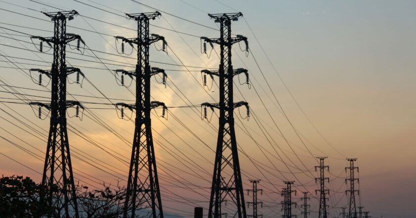 ANDE activa Código Amarillo y despliega 175 cuadrillas por fuertes vientos