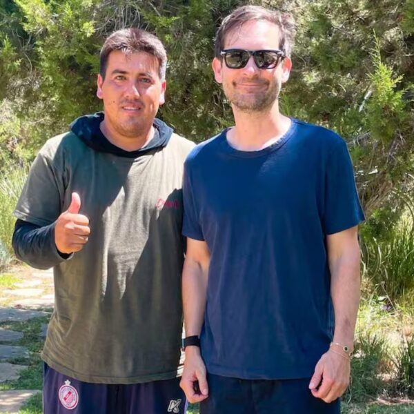Paraguayo trabaja como jardinero en la casa de Tobey Maguire