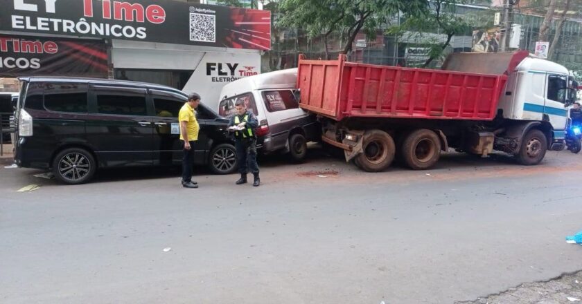 Tractocamión retrocede sin control y provoca choque múltiple en Ciudad del Este