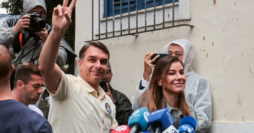 Migraciones confirma que Flávio Bolsonaro ingresó a Argentina y partió en un vuelo privado hacia Ecuador