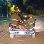 Bomberos de Altos trasladan a una adulta mayor en una camioneta particular ante la falta de ambulancia
