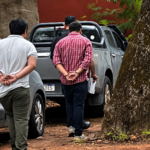 El Ministerio Público informó que 18 personas se encontraban detenidas hasta las 15:00 de este domingo en el marco de las elecciones municipales, por hechos que abarcan desde presunto fraude electoral y compra de votos hasta violación del secreto del sufragio. El segundo corte de la Fiscalía sumó 14 detenidos a los cuatro reportados durante la mañana. La cifra difiere de los registros policiales debido a que algunas personas fueron capturadas al acudir a votar porque ya contaban con órdenes de captura por otras causas. Uno de los casos más llamativos se registró en el Colegio María Auxiliadora de Loma Pytá. Según explicó la fiscal Sandra Ledesma, una persona fue sorprendida con nueve papeletas ya firmadas e intentó introducirlas en la urna. “Una persona que tenía nueve papeletas e intentaba depositar en la urna y votar nueve veces”, señaló Ledesma. La Fiscalía también verificará la actuación de los miembros de mesa y cómo fueron firmadas las papeletas. En Canindeyú, tres personas fueron aprehendidas en el Colegio Nacional de Itanará por presuntamente intentar votar utilizando cédulas ajenas. Otro procedimiento dejó un detenido por un hecho similar. Compra de votos y fotografías En Limpio fueron detenidas dos personas en un procedimiento relacionado con una presunta compra de votos: una mujer que habría recibido dinero y un hombre señalado por entregarlo dentro de un baño. La investigación también involucra a una candidata a concejal y fueron incautadas varias cédulas de identidad. En Presidente Franco se reportó otro detenido por presunta compra de votos. También hubo procedimientos por fotografías de papeletas dentro del cuarto oscuro. Se reportaron tres detenidos en Guairá, dos en Luque y otros casos en Itacurubí y Minga Guazú. La Fiscalía informó además sobre aproximadamente 15 denuncias formales relacionadas con voto asistido e irregularidades en mesas. Los reportes abarcan locales de Asunción, Encarnación y Ypané, entre otros puntos. También se denunciaron puestos de comando instalados a menos de 200 metros de centros de votación, credenciales presuntamente falsas en Ciudad del Este y cámaras orientadas hacia el cuarto oscuro en J. Augusto Saldívar. Las personas detenidas deberán ser puestas a disposición de los juzgados correspondientes dentro del plazo legal. Entre las evidencias recogidas figuran celulares, papeletas, documentos de identidad y registros audiovisuales.