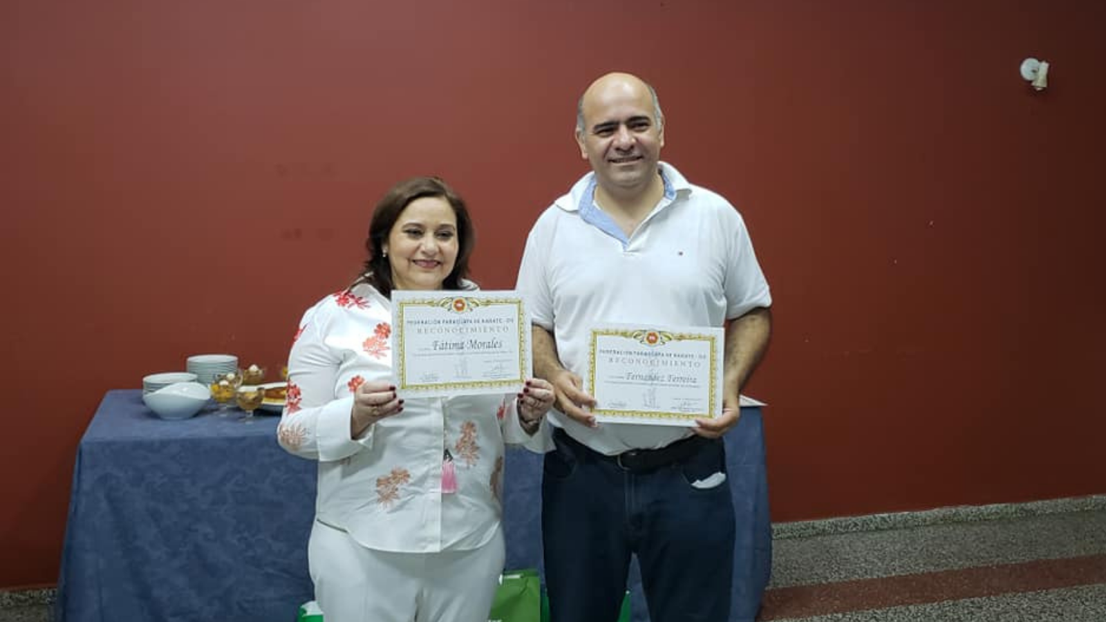 Fátima Morales ministra de la Secretaría Nacional de Deportes y Juan Fernández presidente de la Federación Paraguaya de Karate