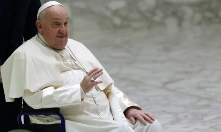 Dentro de su gravedad, Papa Francisco pasó una noche tranquila y descansó, reporta el Vaticano