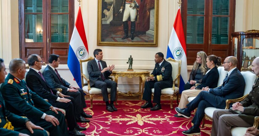 Peña condecoró a comandante estadounidense por su compromiso con la cooperación militar