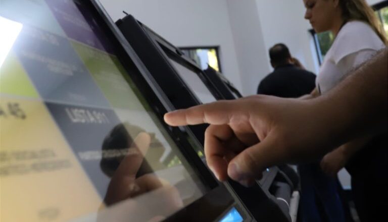 Justicia Electoral suspende adquisición de máquinas de votación electrónica