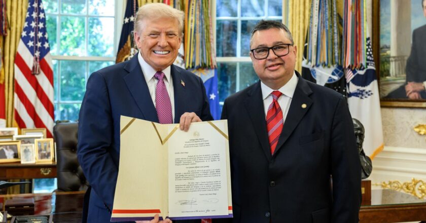 Embajador de Paraguay presenta cartas credenciales al presidente Donald Trump