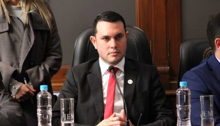 Piden juicio oral para senador Hernán Rivas por uso de título falso