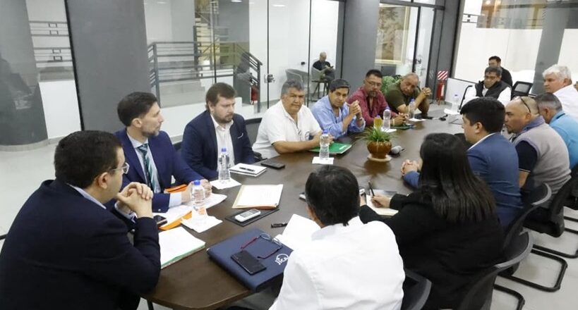 Gobierno y sindicatos no cierran acuerdo y huelga de transporte sigue latente
