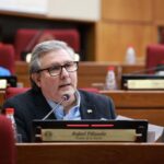 Descontrol de la deuda de salud parece un plan para privatizar el sistema, alerta senador