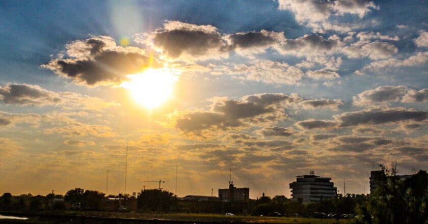 Jornada calurosa antecede la llegada de un frente frío el lunes