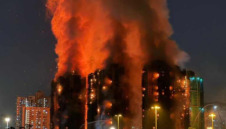 Incendio en Hong Kong deja 55 muertos y cientos de desaparecidos