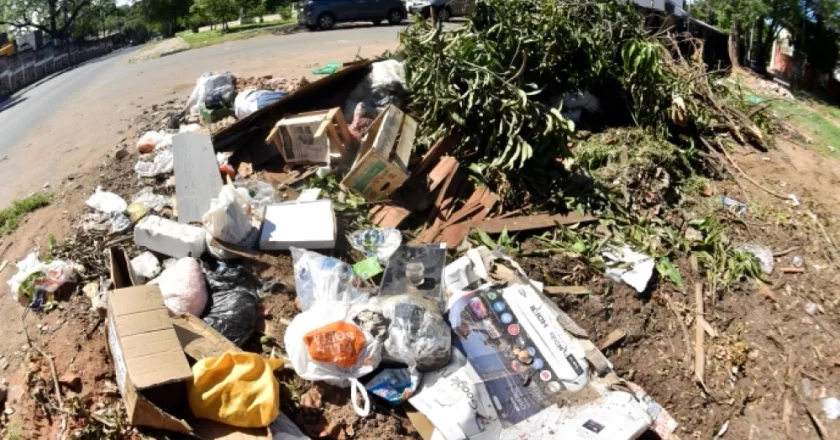 Basura se acumula en Asunción por fallas en camiones recolectores