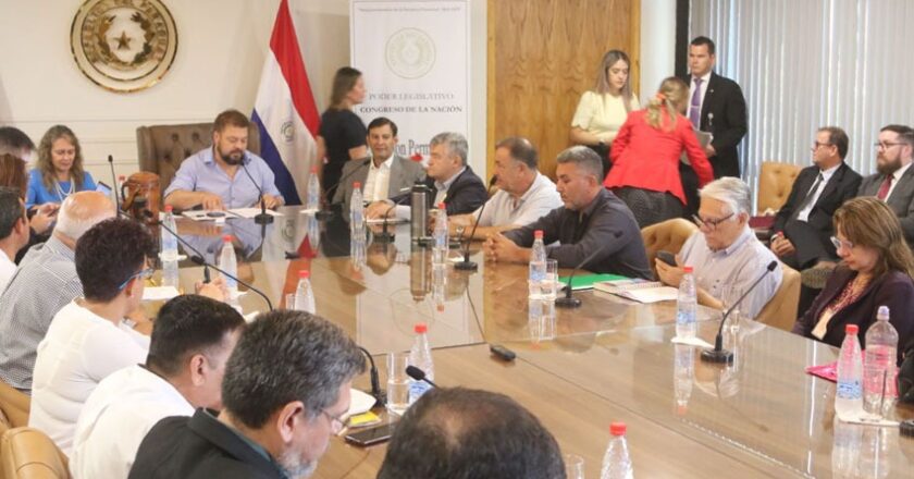 Militares y docentes presionan para mantener beneficios