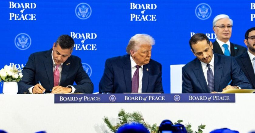 Peña firma en Davos el acta de creación de la Junta por la Paz