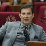 Senador reconoce privilegios y pide revisar la Caja Parlamentaria