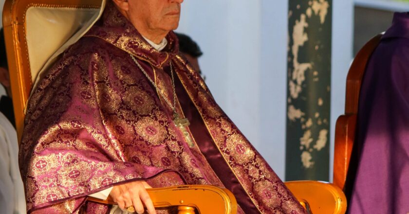 “Adoramos falsos dioses como el dinero”: fuerte crítica del obispo Valenzuela