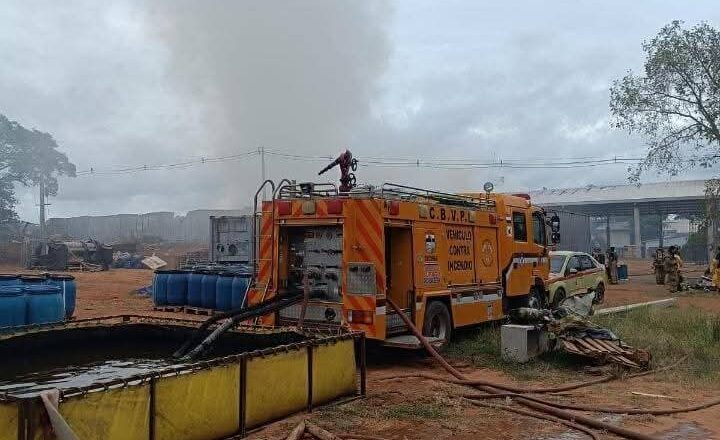Voraz incendio arrasa depósito de alimentos para mascotas en Limpio