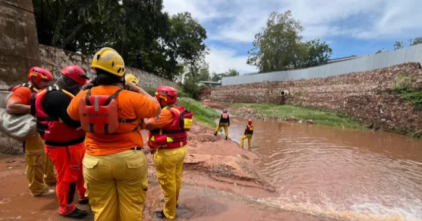 Padre de niño arrastrado por rauda exige que continúe búsqueda