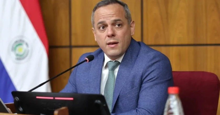 Contralor cuestiona criterio actual de cobro de honorarios en el sector público