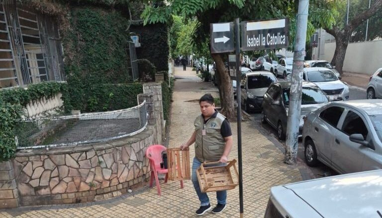 Cuidacoches, dueños del microcentro