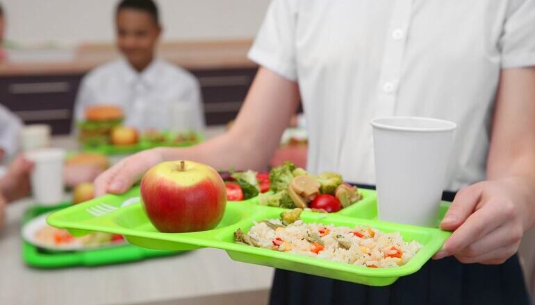 Paro docente deja sin almuerzo escolar a miles de niños