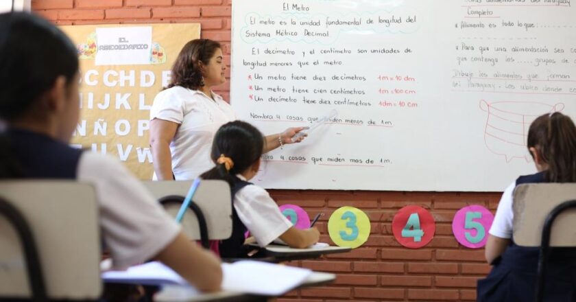 Día del Maestro: entre la tradición y el desafío de las pantallas