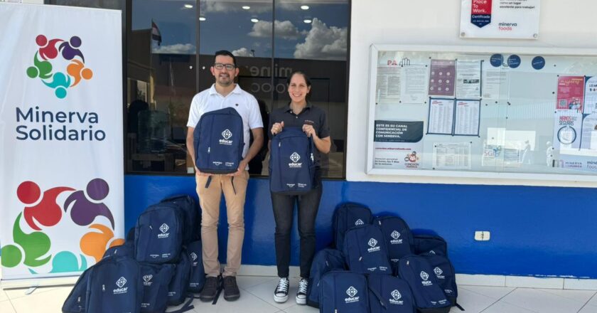 Minerva Foods impulsa la educación con la entrega de más de 600 kits escolares en San Antonio y Belén