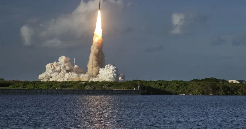 La NASA confirma éxito de la inyección translunar de Artemis II pese a incidentes menores