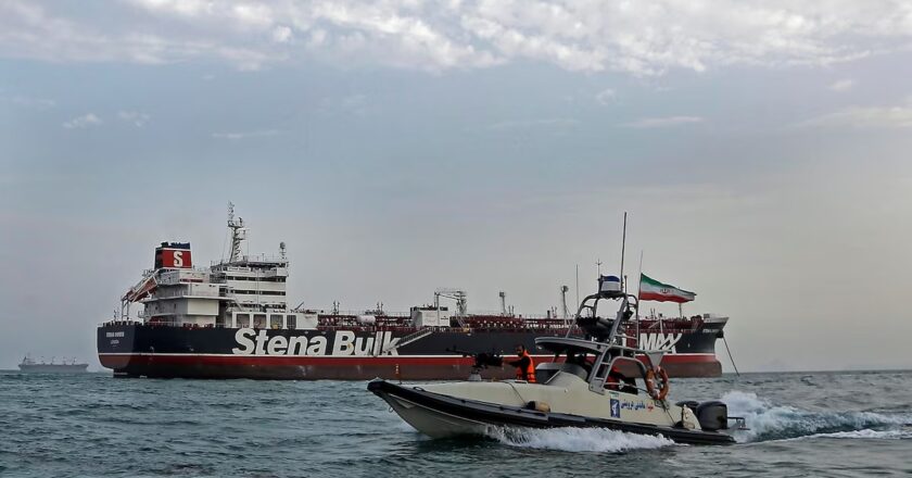 Irán niega el bloqueo de Ormuz por EE.UU. y advierte a buques militares que no se acerquen