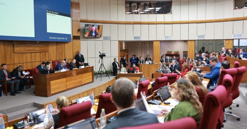 Senado otorga permiso a Rivas en medio de fuerte polémica por su título