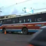 Mueren dos adultos y una adolescente en accidente entre un colectivo y una motocicleta