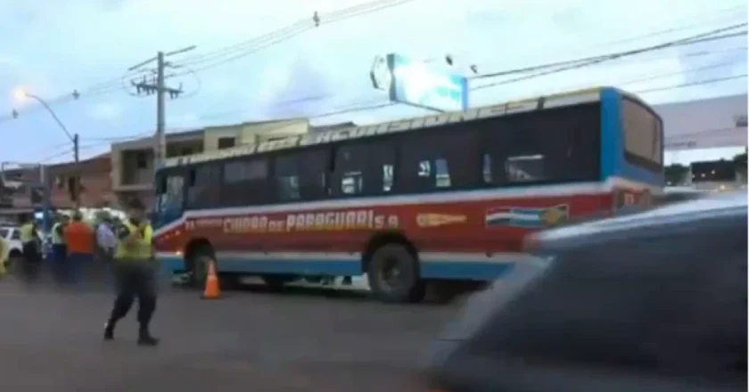 Mueren dos adultos y una adolescente en accidente entre un colectivo y una motocicleta