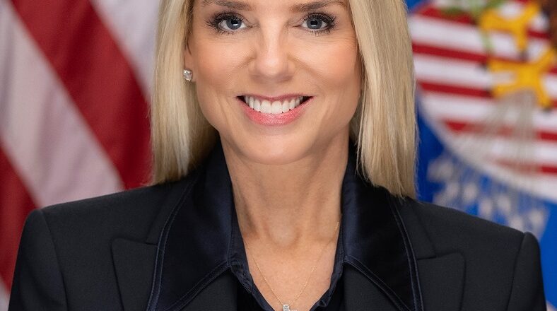 Trump destituye a la fiscal general Pam Bondi y designa a Todd Blanche como interino