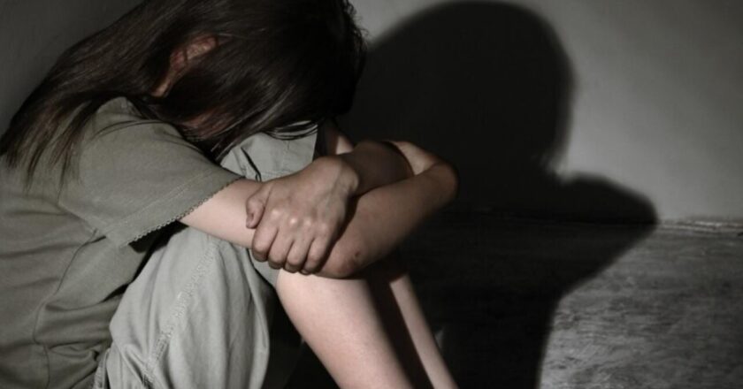 Condenan a padrastro por abuso de una niña y a madre por encubrir