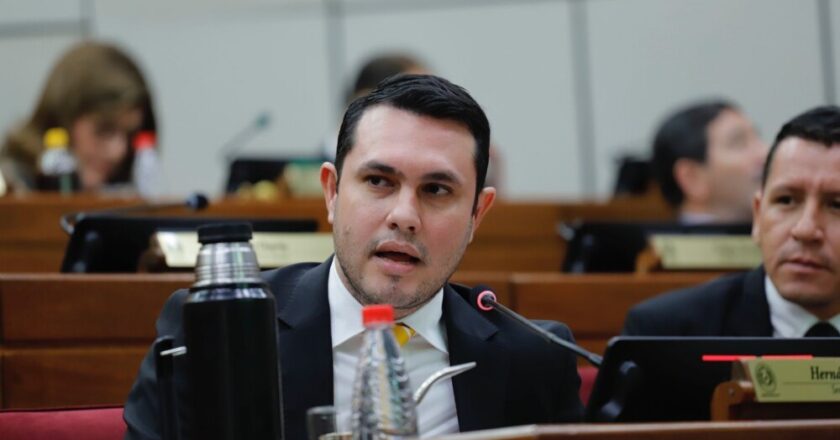 Hernán Rivas renuncia al Senado tras revés judicial por supuesto título falso