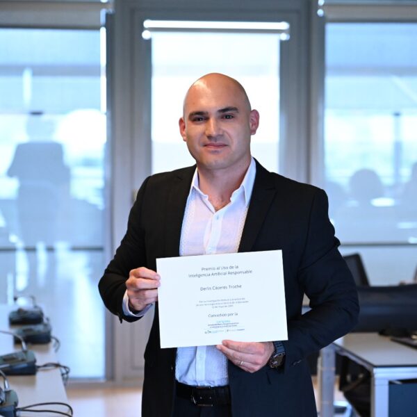 Paraguayo es premiado en España por investigación sobre inteligencia artificial y educación