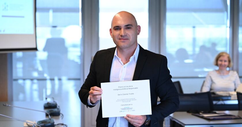 Paraguayo es premiado en España por investigación sobre inteligencia artificial y educación