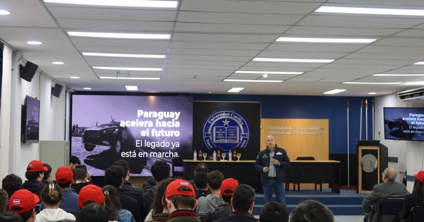 Charla magistral sobre el impacto del Rally del Paraguay llegó a la Universidad