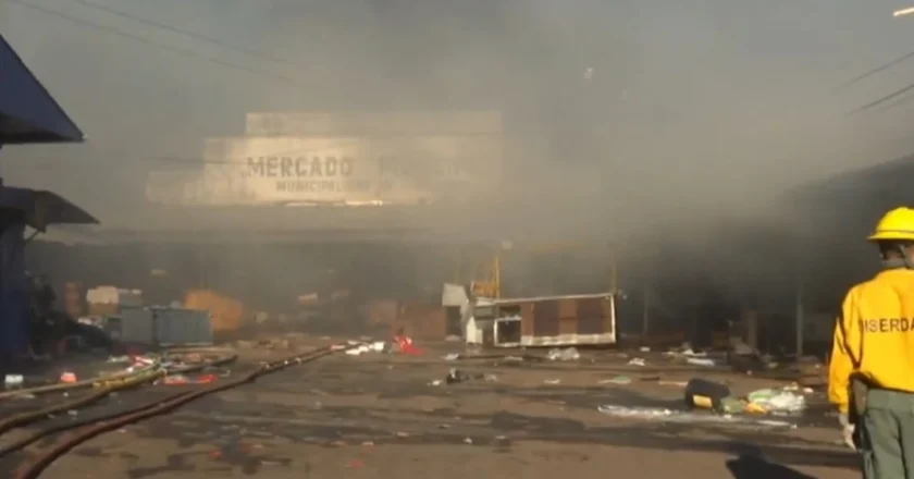 Voraz incendio deja millonarias pérdidas en mercado de Itauguá