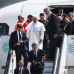 El papa León XIV demora su salida de España por un problema técnico en el avión