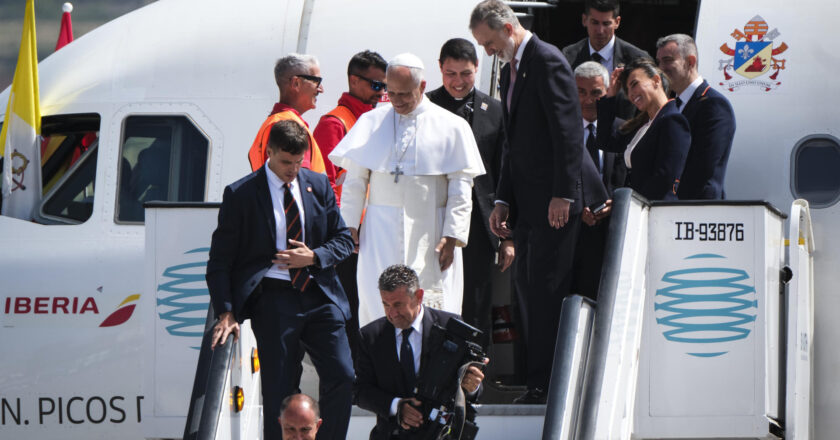 El papa León XIV demora su salida de España por un problema técnico en el avión