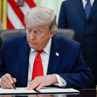 Trump anuncia que EEUU e Irán prevén firmar un acuerdo histórico este domingo