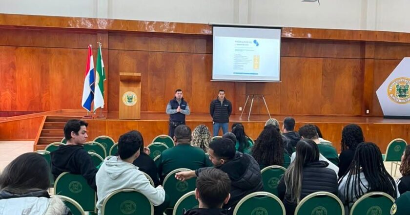 Migraciones recorre universidades del Este para orientar a extranjeros sobre sus documentos