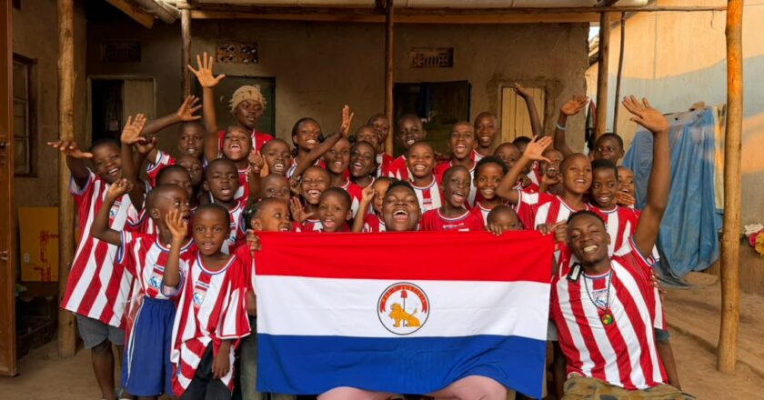 Niños de Uganda reciben camisetas oficiales de la Albirroja tras viralizar su apoyo a Paraguay