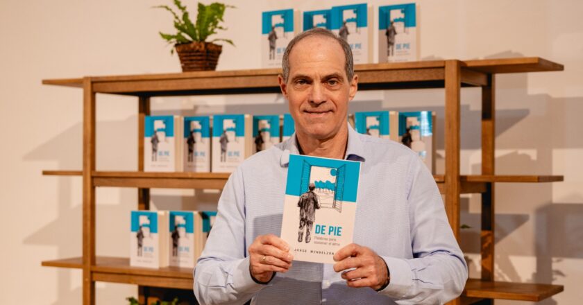 Jorge Mendelzon presenta «De pie», un libro sobre resiliencia y enfermedad con fin solidario