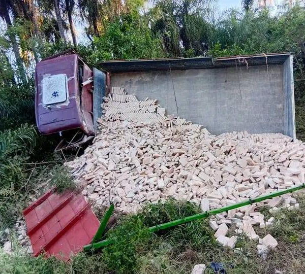 Camión ladrillero vuelca en Azcurra y muere un joven días después de la tragedia de Pedrozo