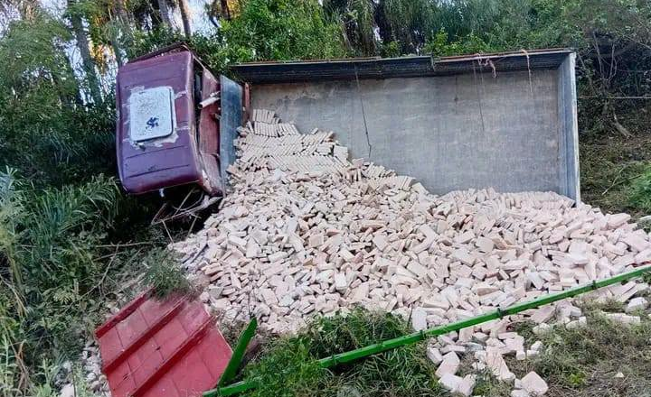 Camión ladrillero vuelca en Azcurra y muere un joven días después de la tragedia de Pedrozo